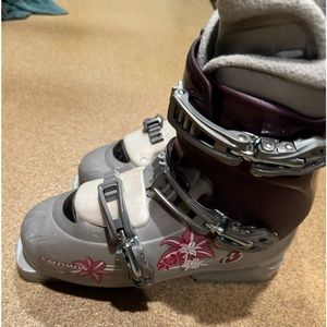Women’s Salomon ski boots